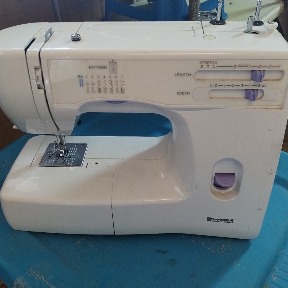 Sewing machine - Picture 2 of 2